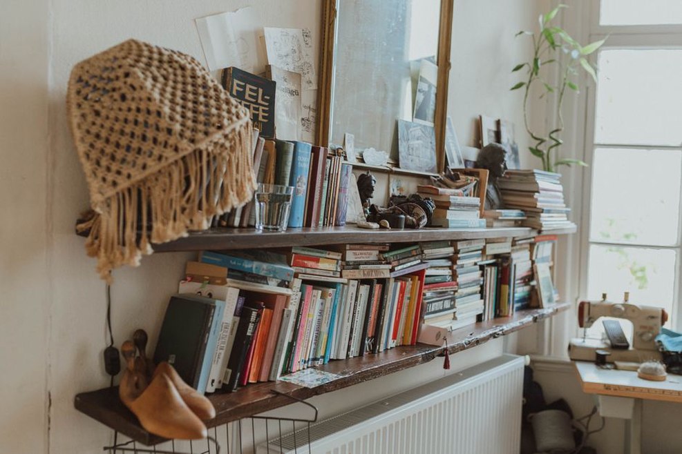Открытая полка с книгами, растением и несколькими акцентами