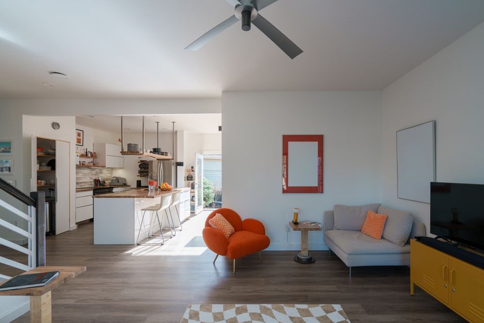 Тканевый диван и деревянный шкаф на спокойном фоне